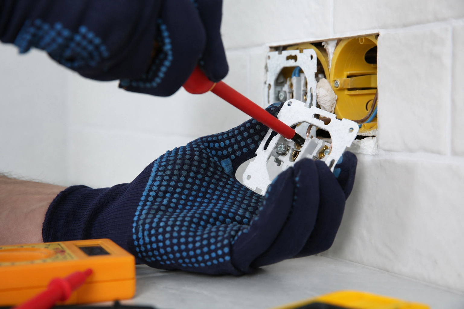 Electricista profesional realizando instalaciones